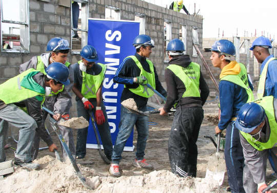 남아프리카공화국 펠리칸 파크에서 삼성전자 현지 법인 임직원들이 봉사활동에 참여하고 있는 모습.삼성전자 제공